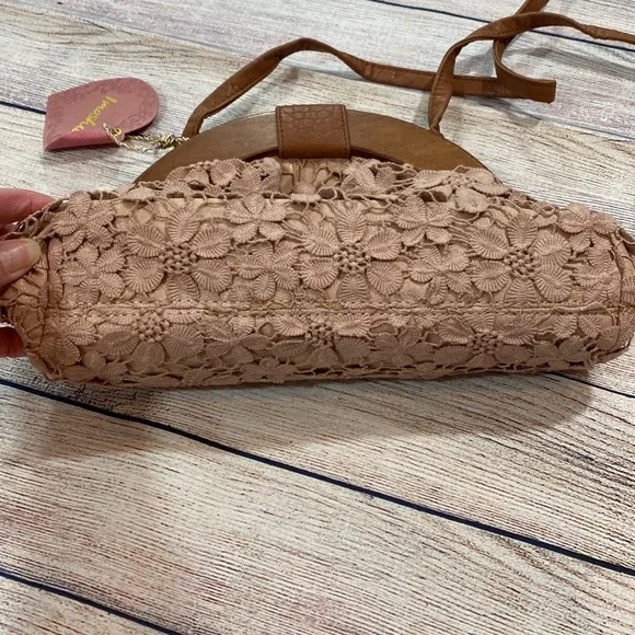 Vegan Beaumont Meadows Crossbody Bag from Ruche - Picture 3 of 7